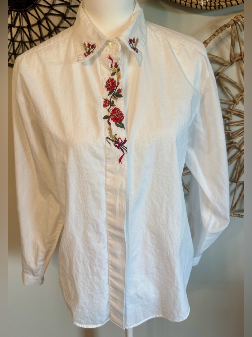 Vintage White Button-Down Shirt‎ with Red Rose Embroidery Size Petite L